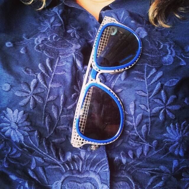 Nossa it girl country capricha nas combinações: a blusa bordada conversa divinamente com os óculos de sol 