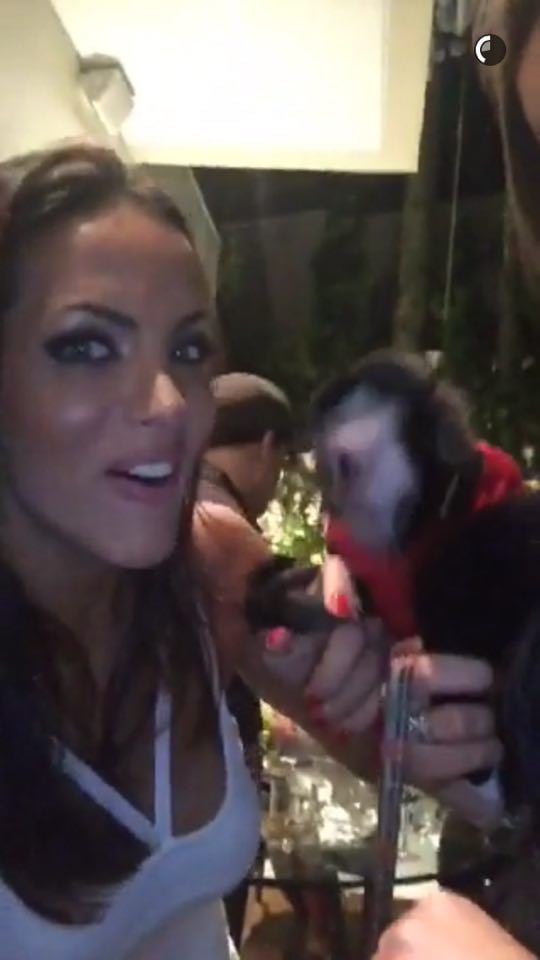 — "Tira foto com a tia", brincou Carla Prata 