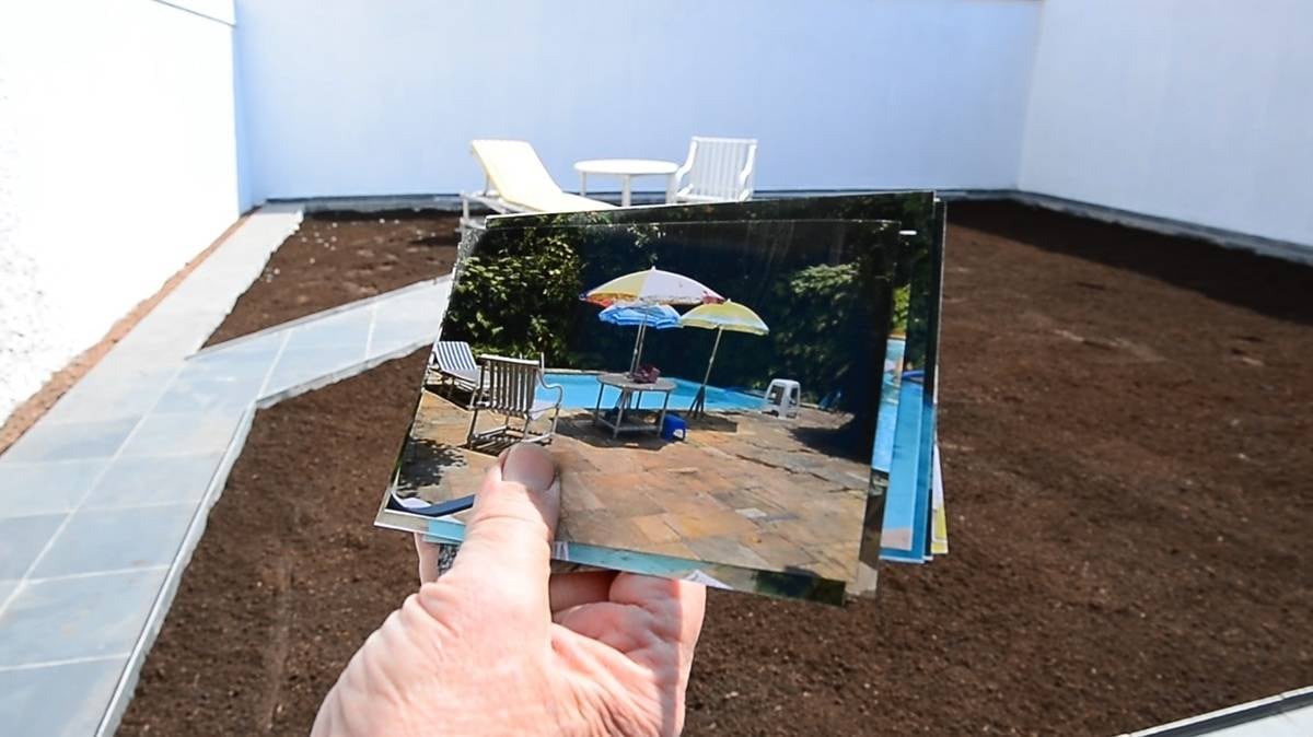 O aposentado mostra como era o fundo da casa que foi destruído