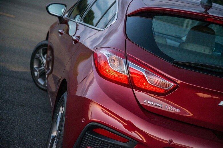 Na versão topo de linha LTZ, as rodas de liga de 17 polegadas são pintadas na cor grafite e realçam a proposta