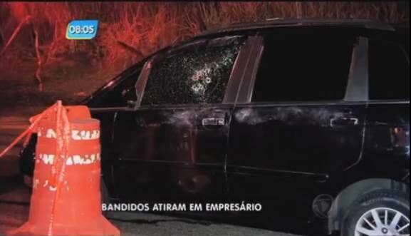 Criminosos emparelharam carro do empresário e fizeram seis disparos