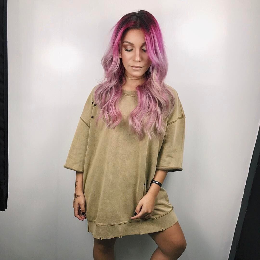 Priscilla Alcantara surpreendeu ao aparecer com os fios tingidos no ano passado. Nessa semana, a apresentadora e cantora adotou o cabelo colorido novamente, desta vez, em um tom mais claro 