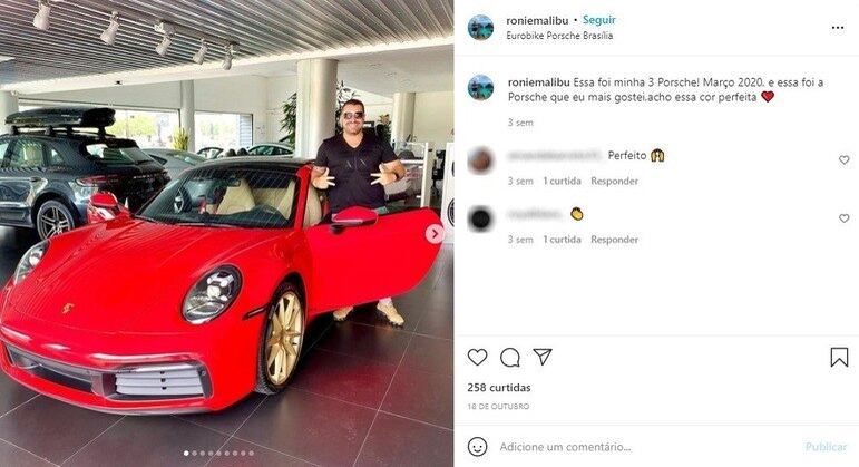 Sargento da PMDF mostrando o carro de luxo