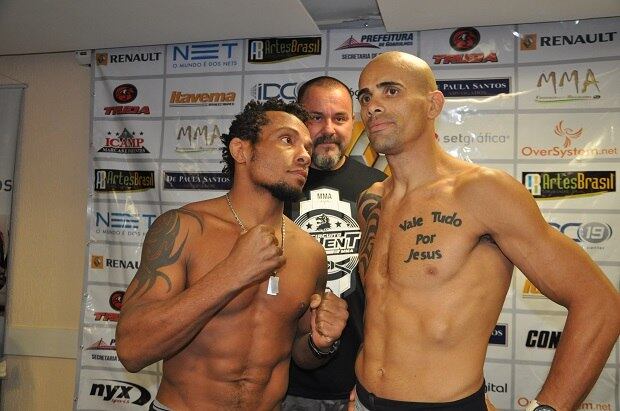 Sem perder há 11 lutas, Marcos Babuíno (esq.) estará no card
preliminar do SFT 2, que acontece nesta sexta-feira (29) no Ginásio do
Ibirapuera, em São Paulo. O atleta de 37 anos subirá no octógono buscando a sua
20ª vitória na carreira. Vale ressaltar que além dos 19 triunfos, Babuíno conta
com 11 reveses. O adversário do paulista ainda não foi definido