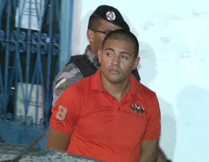 Uma quarta pessoa foi atingida por dois disparos e está internada no
Hospital da Roraima. Acompanhado de dois advogados, Quadros se entregou na Corregedoria
da Polícia Militar na noite do crime