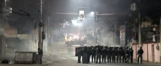 Policiais tentaram dispersar manifestantes