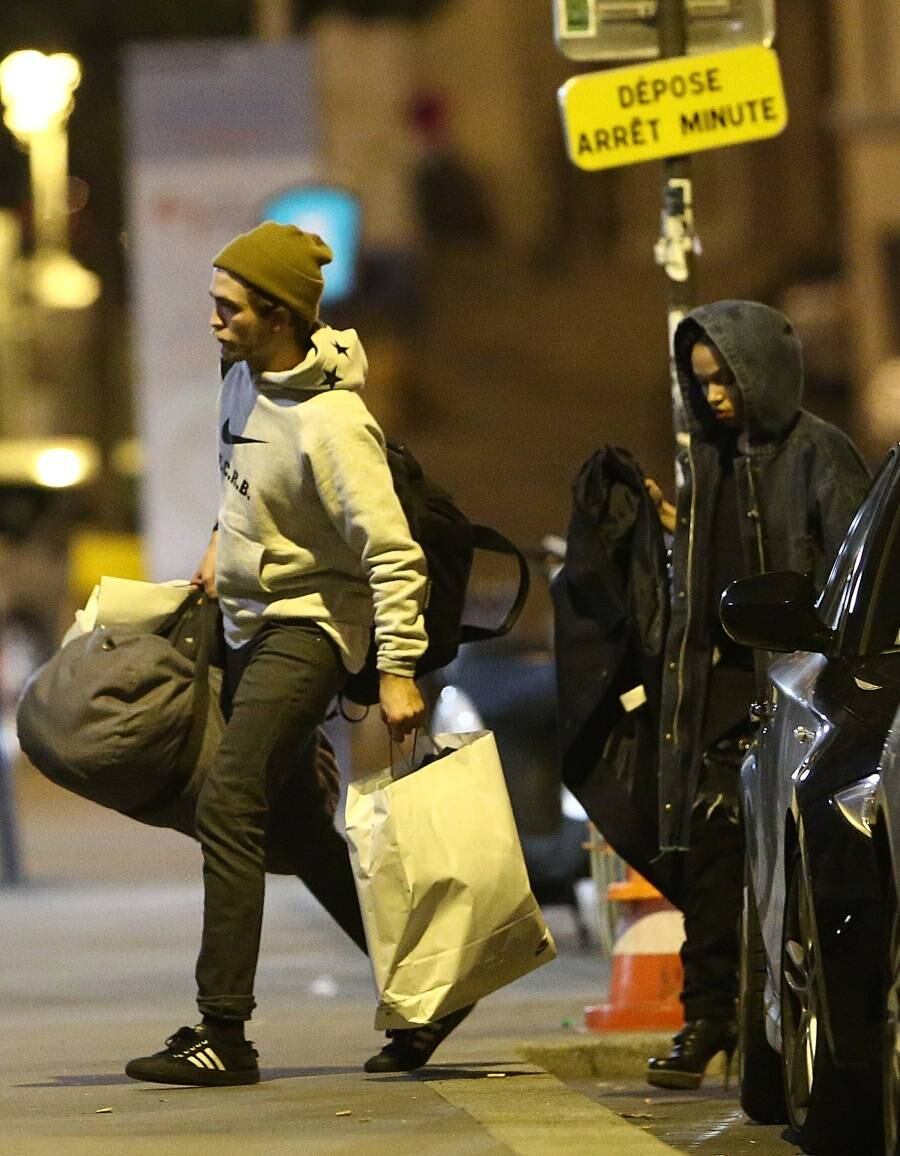 Robert Pattinson e a nova namorada, a cantora FKA Twigs, foram flagrados juntos em Paris