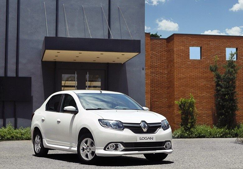 O Renault Logan teve os preços de sua linha 2015 reajustados e agora parte de R$ 32.290 — R$ 3.300 mais caro que o valor inicial cobrado em novembro do ano passado, quando a segunda geração do modelo foi lançada. Para justificar o aumento, o carro agregou direção hidráulica, desembaçador traseiro e ar quente de série à versão mais básica. LEIA MAIS
Saiba tudo sobre carros! Acesse www.r7.com/carros