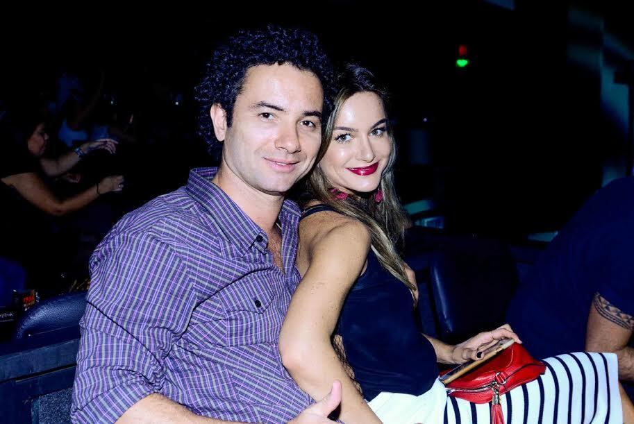 Marco Luque e a mulher, Flavia Vitorino, assistiram de pertinho ao show de Sandy