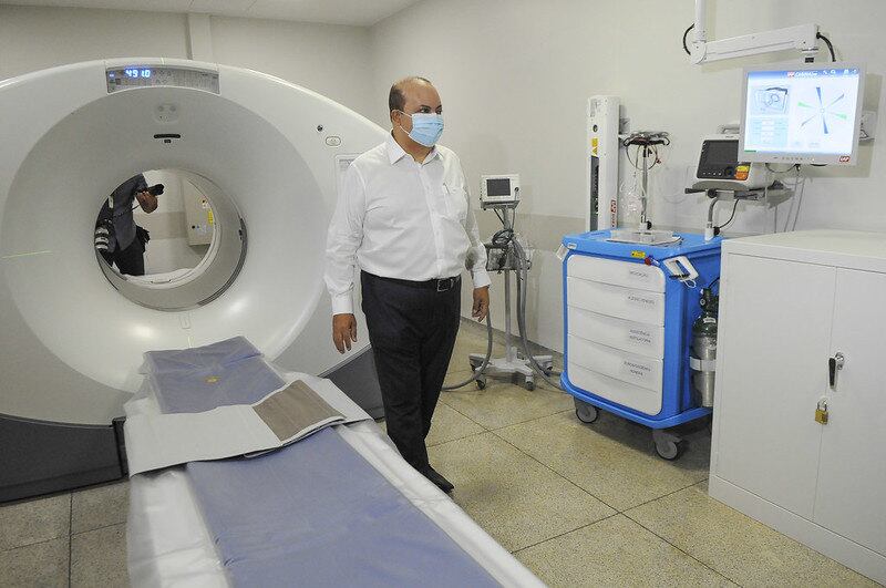 Ibaneis entrega tomógrafo que ficou encaixotado por 8 anos no Hospital de Base