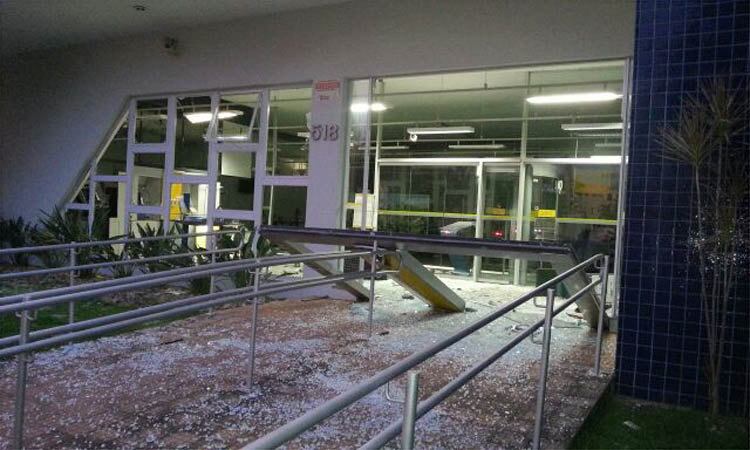 Agência teve a fachada completamente destruída pela explosão