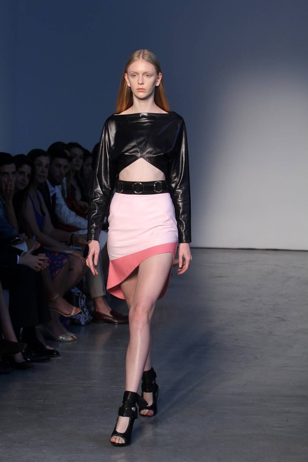 O segundo dia de desfiles da temporada inverno 2015 da São Paulo Fashion Week começou com a coleção do estilista Pedro Lourenço, nesta terça-feira (4). As modelos entraram na passarela após uma hora de atraso e vestiram peças feitas de diferentes materiais, que iam desde os trabalhos com paetês até detalhes com argolas de meta. Além dos casacos e saias que deram um ar sexy à coleção, as sandálias com saltos largos, arredondados e amarrações no tornozelo também foram destaque na passarela