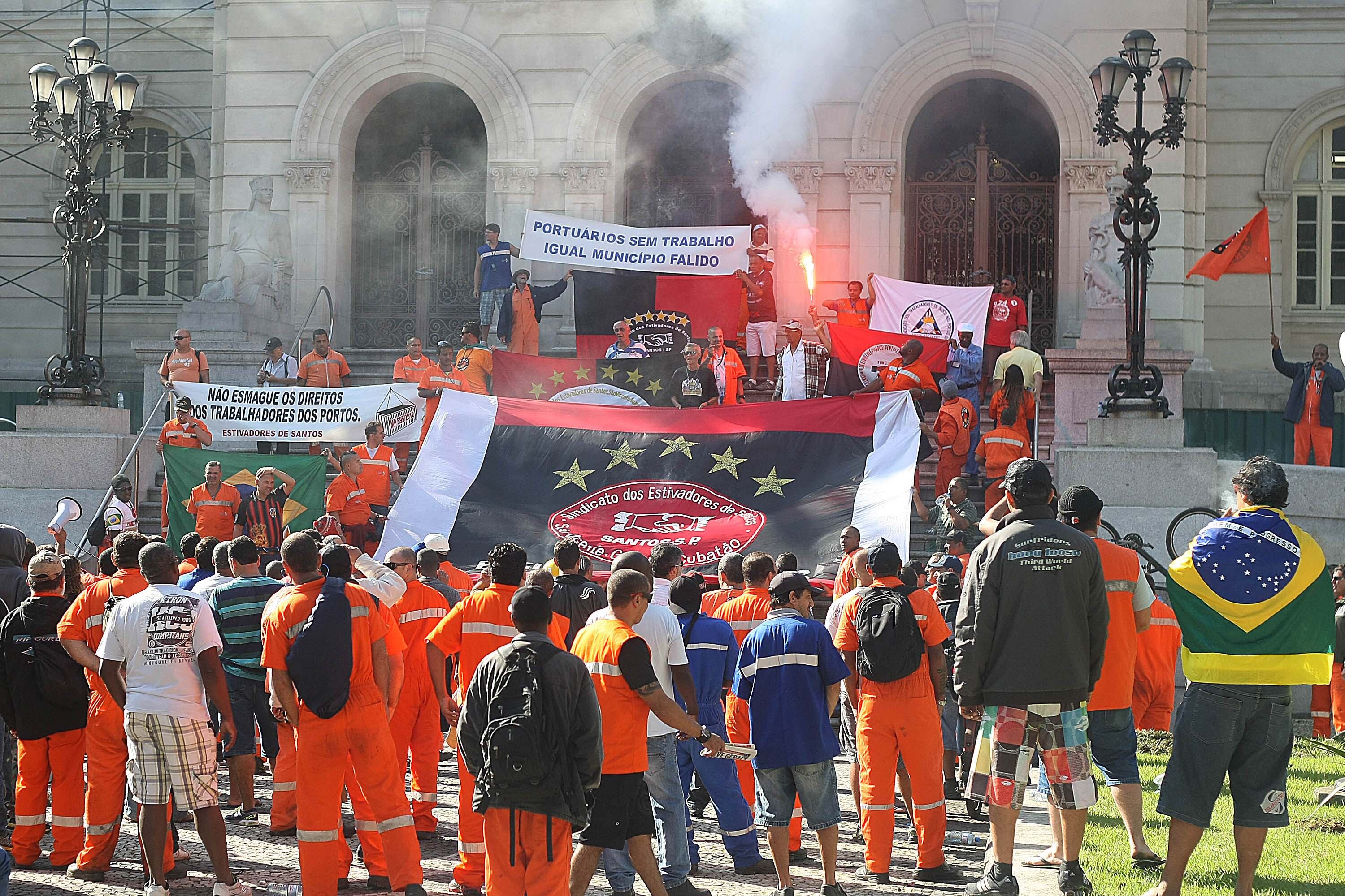 Estivadores do Porto de Santos protestaram em frente a Prefeitura