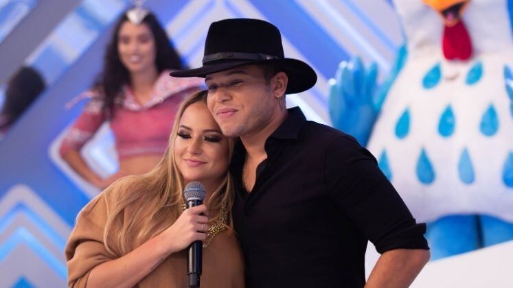 No palco do programa, o cantor Tierry ainda recebeu uma surpresa da namorada. Gabi havia gravado uma declaração de amor para ele. Em papo com Luiz Bacci, os dois ainda contaram como se conheceram