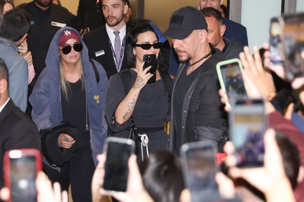 A canção Penhasco 2 está atualmente no topo das paradas de uma plataforma de streaming. "O Brasil mora no meu coração", escreveu ela na internet em resposta ao sucesso da música com Sonza