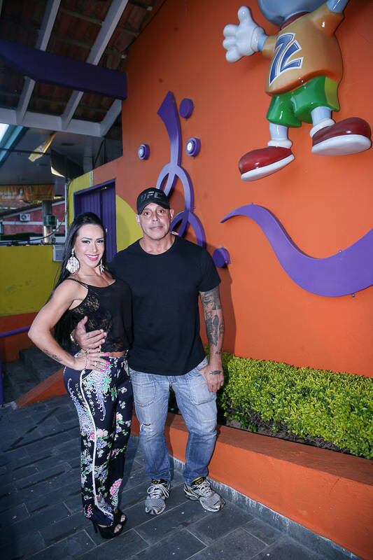 Fabiana e Alexandre posam para fotos na entrada do buffet infantil. Casal celebrou o aniversário do filho, que completou sete anos