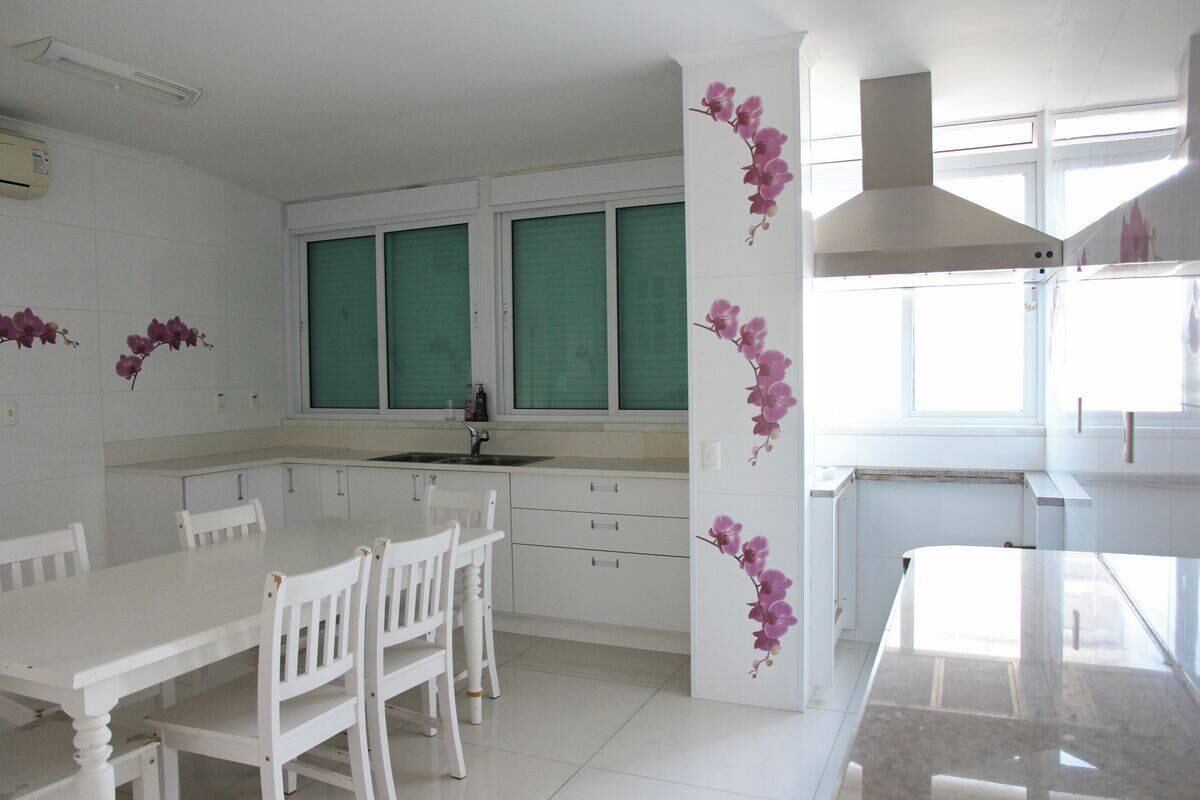 A cozinha do imóvel é ampla, arejada e toda clarinha
