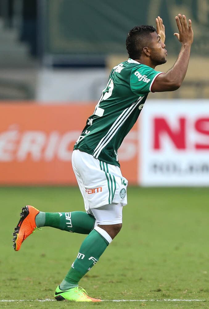 Logo de cara, o colombiano balançou as redes e teve o nome gritado pelos cerca de 26 mil palmeirenses no estádio.