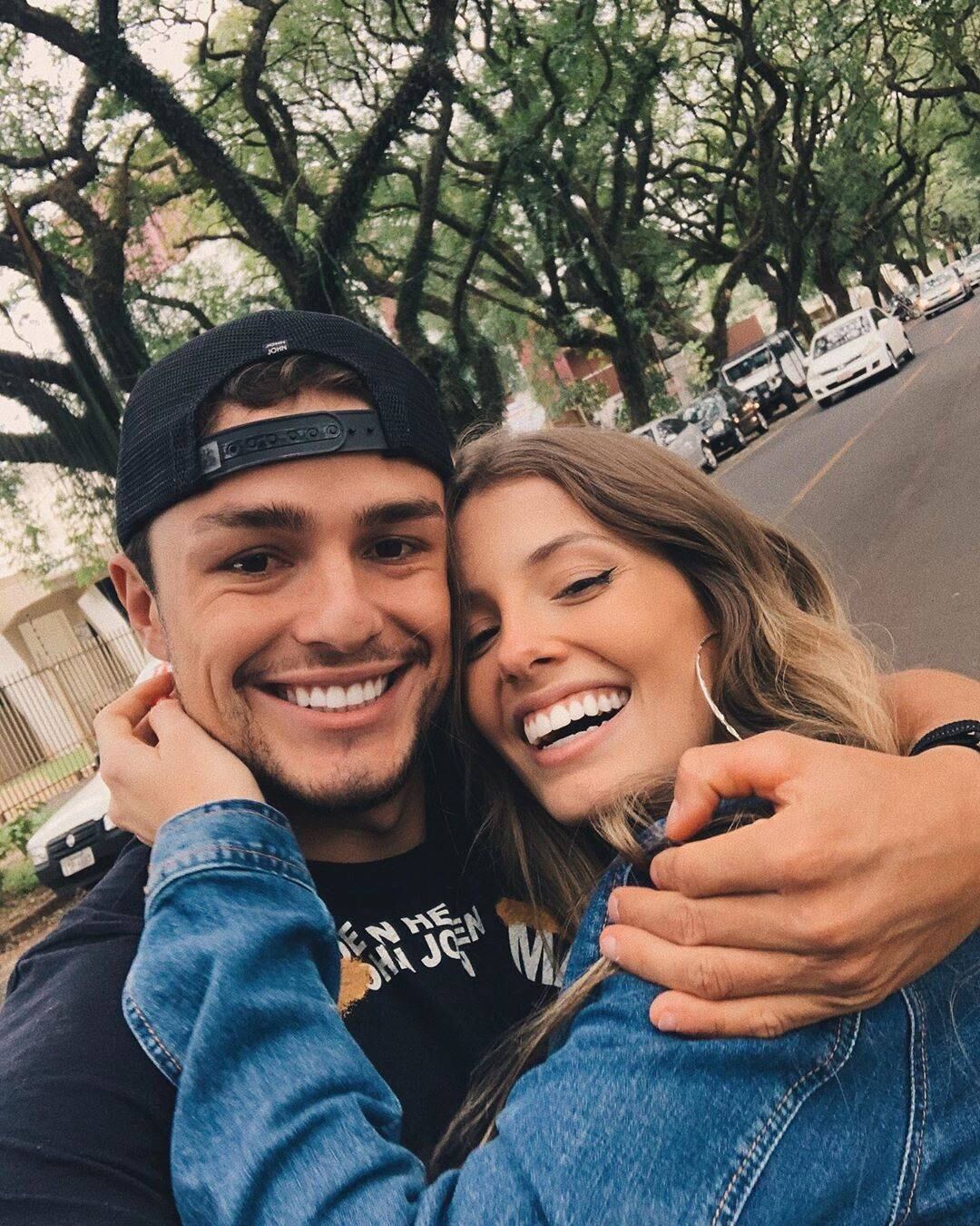 "Entre encontros e desencontros, a vida sempre surpreende. A gente encontra pessoas pelo caminho e muitas vezes se questiona “será que era pra ser?”, “será que cada pessoa que a gente conhece tinha que passar pela nossa vida?”. Por mais que a gente talvez nunca tenha certeza, tem encontro que parece que era pra ser há muito tempo, mas chega na hora certa. E quando a gente não espera. Agradeço a Deus que me deu essa surpresa e esse presentinho. Longe, mas pertinho. Lindo meu, obrigada por esses diazinhos mais especiais do mundo. Amo tu. Logo a gente se reencontra! Vamos que vamos nesse pan, é tudo seu!", escreveu