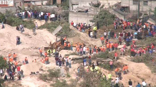 Fortes chuvas causaram deslizamentos de pedras e lama sobre dezenas de casas na localidade de Santa Catarina Pinula, a poucos quilômetros da Cidade da Guatemala
