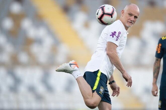 Considerado um dos melhores goleiros da história do futebol, nos treinos da seleção, ele mostra com muito talento que ainda leva jeito com a bola