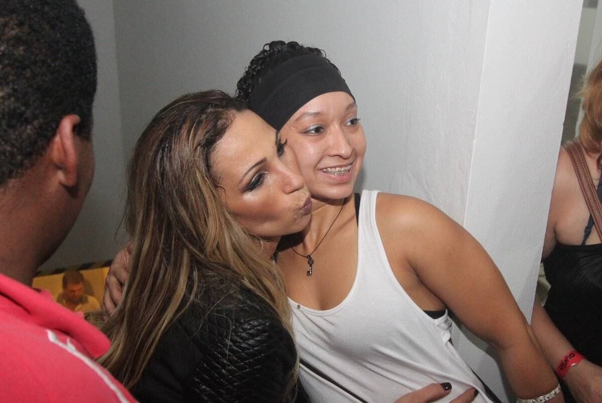 Após o show, Valesca Popozuda posou para fotos com fãs