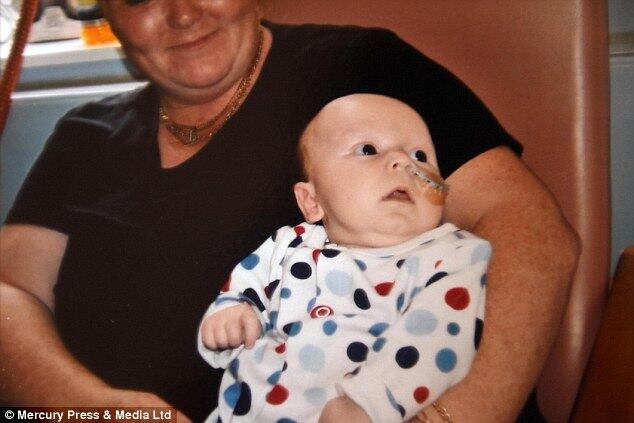 A britânica Leanne Owen, de 40 anos, já havia passado por um trauma após o nascimento de seu filho Harry. O menino veio ao mundo com três furos em seu coração, a coluna vertebral torcida e problemas renais

