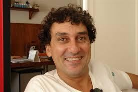 Este é Charles Myara, ator que interpretou Bozo de 1982 a 1985