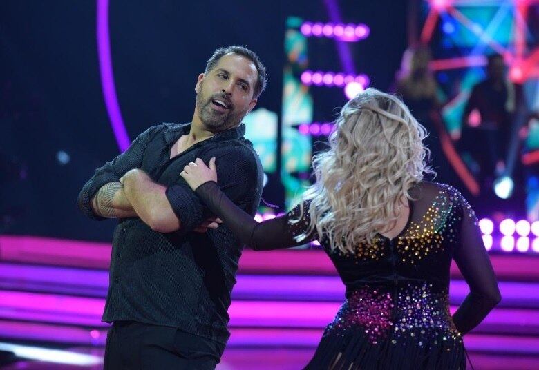 Junto com a técnica Bruna Bays, Sebá estreou no palco do programa com uma salsa contagiante. Logo, a jurada Fernanda Chamma reparou: "Você tem umas mãos meio Sidney Magal"

