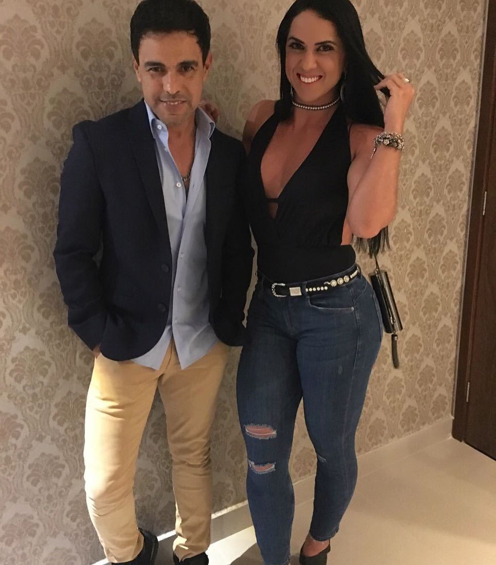 Zezé Di Camargo assumiu ser ciumento nos bastidores do programa de Pedro Bial.

— Se eu acordar e ver ela deitada mexendo no celular, na hora eu prego o olho pra ver o que ela está fazendo
