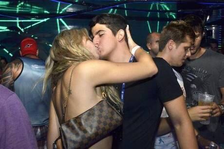 A gata foi flagrada aos beijos com Enzo Celulari, durante o desfile das campeãs, na Sapucaí. O episódio marcou o fim do seu "relacionamento" com Macchi e ela até se declarou chateada 
