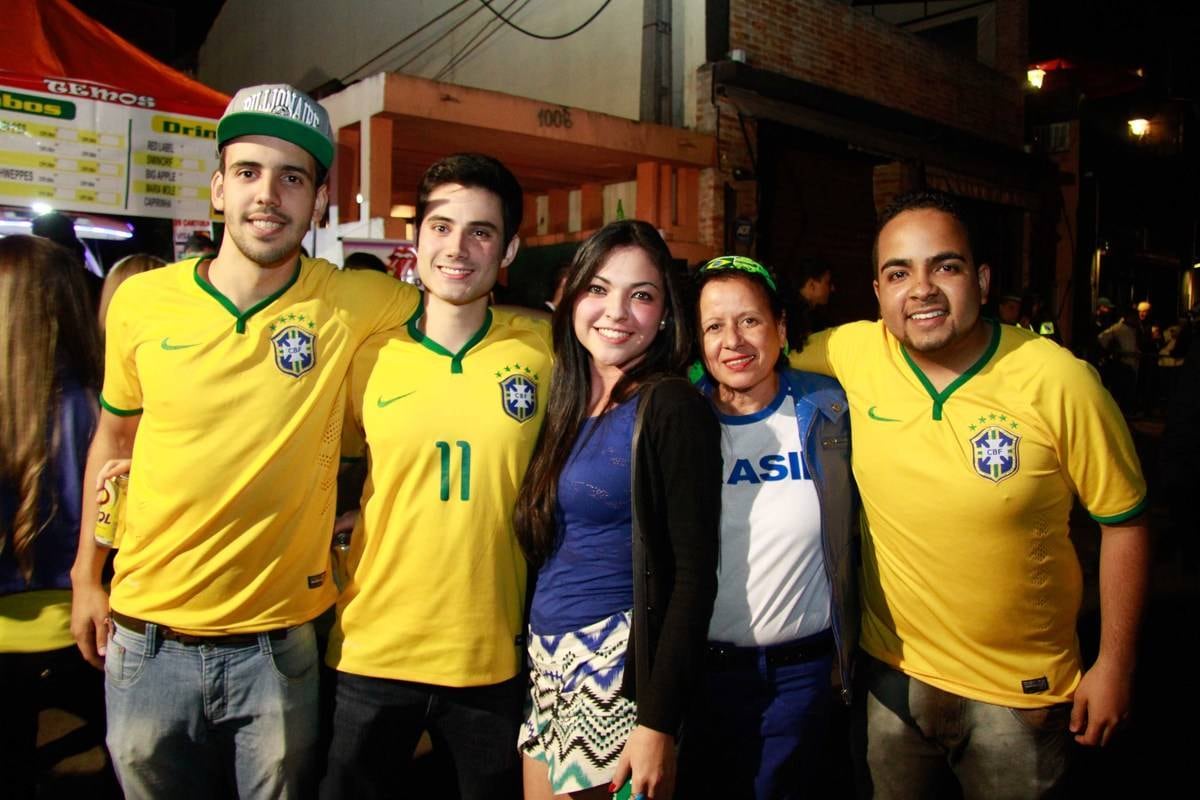 Esse grupo de amigos assistiu à goleada na Vila Madalena. Após o apito final, eles garantiram que não teria tempo ruim