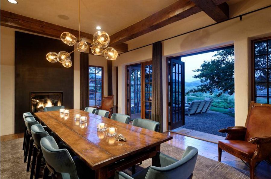 Há diversas lareiras para aquecer as áreas internas da casa