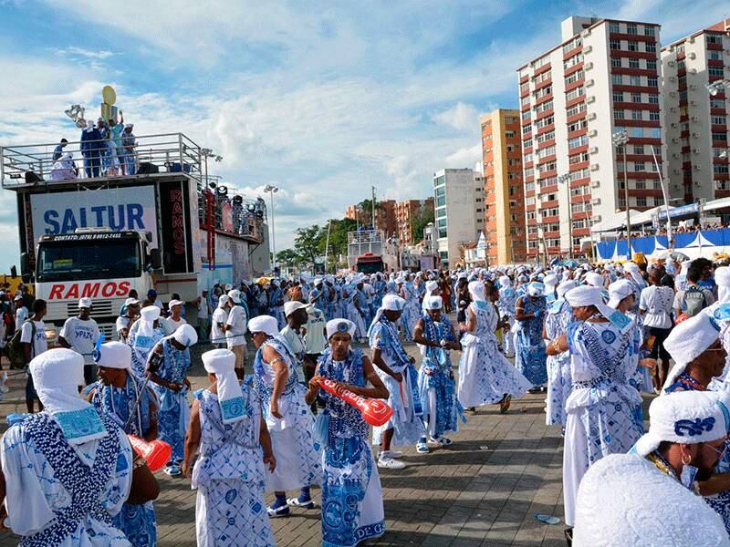 Os foliões do bloco já estão preparados com o arsenal
de colares de contas e a disposição para escolher os alvos durante a passagem
pelo circuito