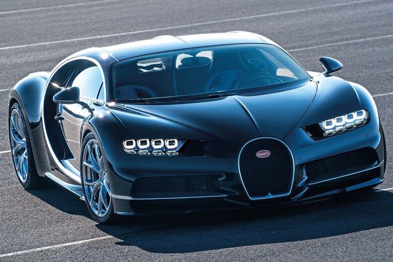 Depois de muita especulação e mistério, a Bugatti finalmente apresentou o sucessor do Veyron. Limitado a 500 unidades por R$ 10 milhões cada, o Chiron, apresentado na prévia do Salão de Genebra, virá com motor W16 8.0 quadriturbo, que gera 1.520 cavalos a 6.700 rpm, e torque máximo de 163,1 kgfm entre 2.000 e 6.000 rpm. Conheça mais do supercarro nas imagens a seguir
