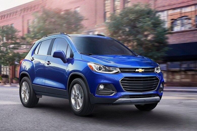 A General Motors revelou nesta quarta-feira (10) as primeiras imagens do novo Trax, nosso Chevrolet Tracker. O SUV compacto que vem do México passou por uma reestilização e exibe a estética mais moderna da marca, já vista nos novos Cruze, Volt e Malibu. As mudanças de estilo estão concentradas na dianteira e no interior, que passa a ter a central multimídia MyLink 2, com as plataformas Apple CarPlay e Android Auto. Há também tecnologias inéditas no modelo, como os alertas de colisão e de ponto cego nos retrovisores
