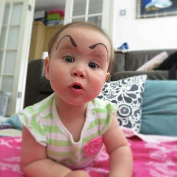 Quanto mais estranhas as sobrancelhas, mais fofo o bebê fica