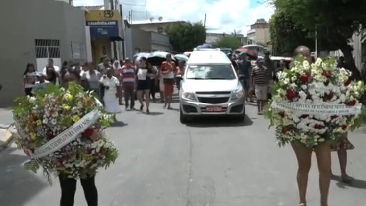 A vítima foi golpeada com facadas no abdômen e pescoço, teve o cabelo cortado e uma parte do corpo queimada. A família alega que poucos sabiam do envolvimento de Andrea com o homem mais velho, que acontecia há dois anos, já que ela não contava do relacionamento para ninguém