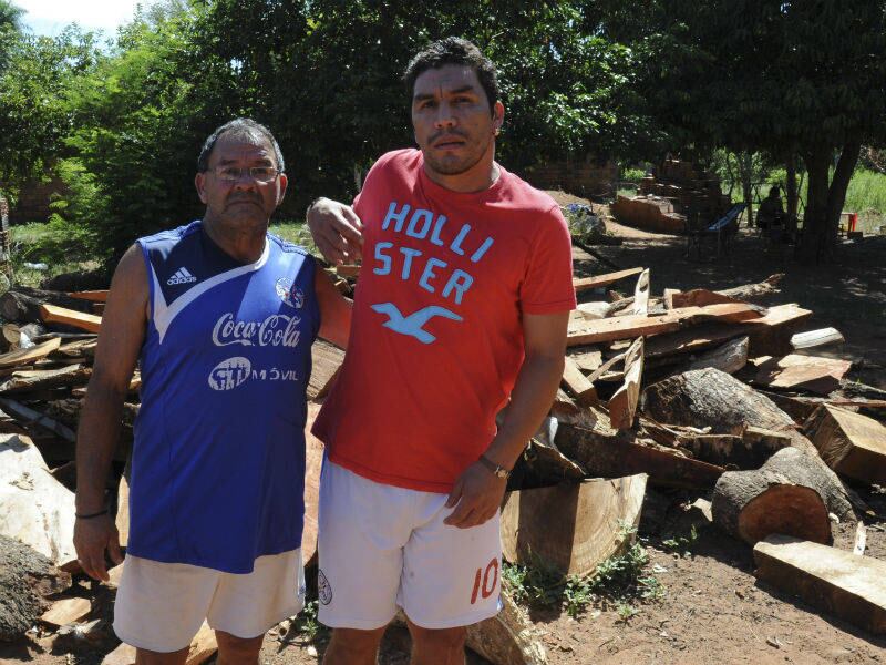 O pai de Cabañas (de azul na foto) não se conforma com o ocorrido com o atacante:

- Meu filho foi duplamente vítima. Estancaram sua vida profissional no auge de sua carreira e, depois se aproveitaram dele, sua própria esposa, seu representante e seu advogado