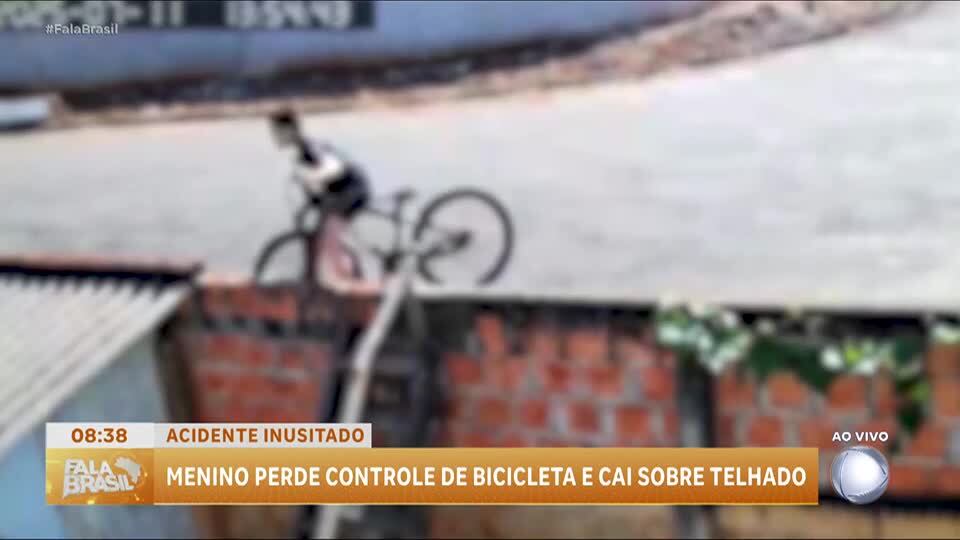 Criança perde controle da bicicleta e cai sobre telhado de casa em Apucarana (PR)