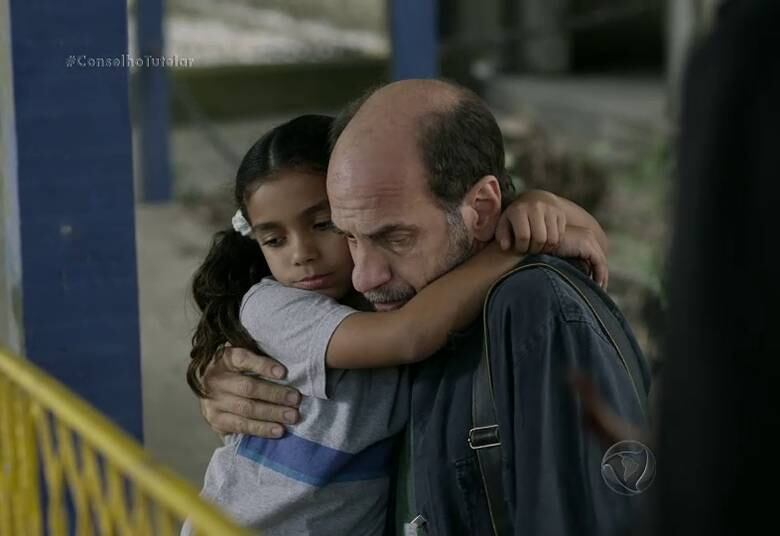 A pequena, porém, quer ficar com os pais da família acolhedora, o casal Glória e Itamar