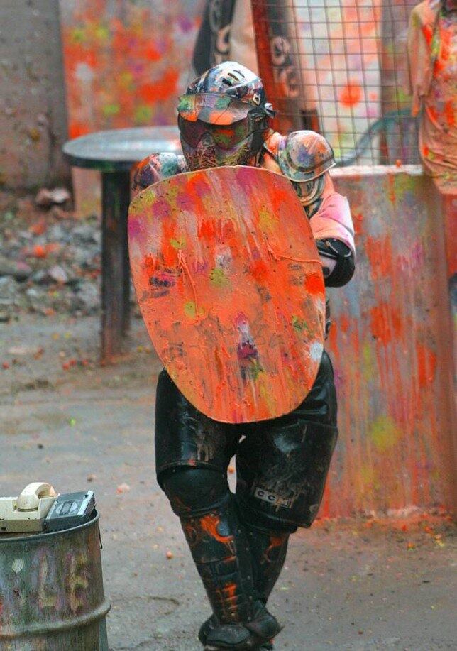 8. Paintball

O jogo com armas e tiros de tinta está longe de ser para crianças. Assim, resta aos adultos toda a diversão