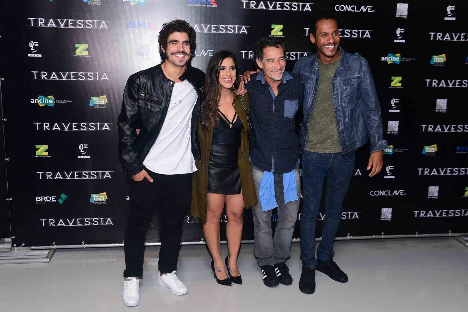 Travessia conta a história de Roberto (Chico Diaz), um homem que acabou de perder a esposa e está infeliz. Com um filho, Júlio (Caio Castro), ele vê a relação com o jovem se complicar ainda mais. Após um acidente, ele se apaixona por uma moça ingênua (Camilla Camago), e vai usar meios nada convencionais para manter essa relação
