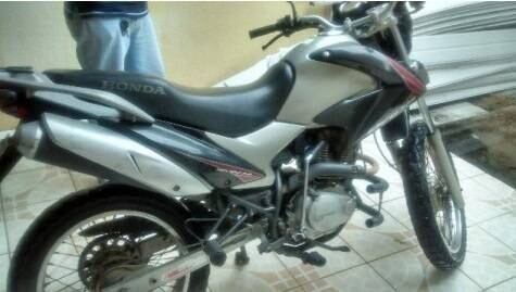 Esta moto Honda NXR 150 BROS KS, ano e modelo 2009, foi avaliada em 4.750. No entanto, o lance inicial no leilão é de R$ 2.137,50