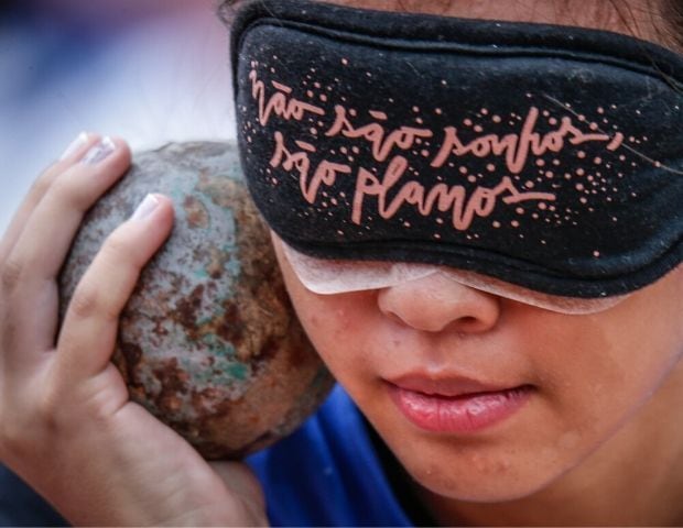Estudante cega participa do atletismo