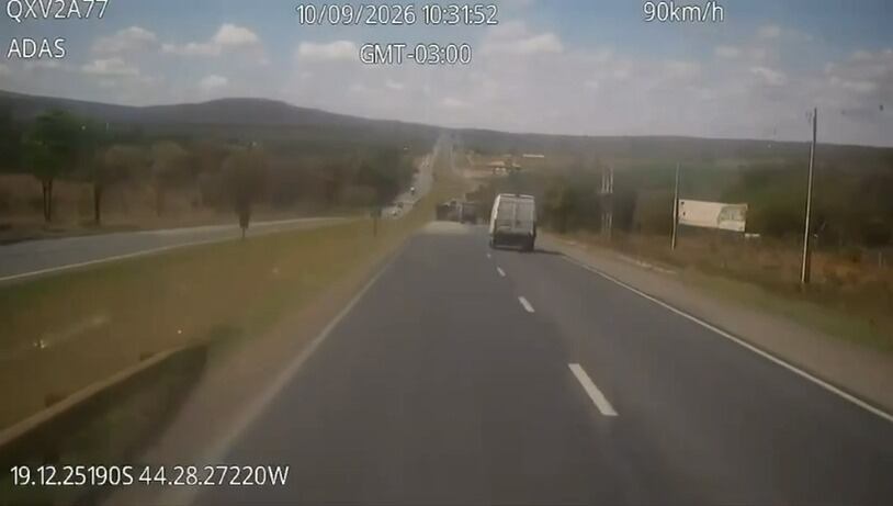 A suspeita é de que o motorista tenha realizado uma manobra contra a carreta, para  que o condutor tombasse