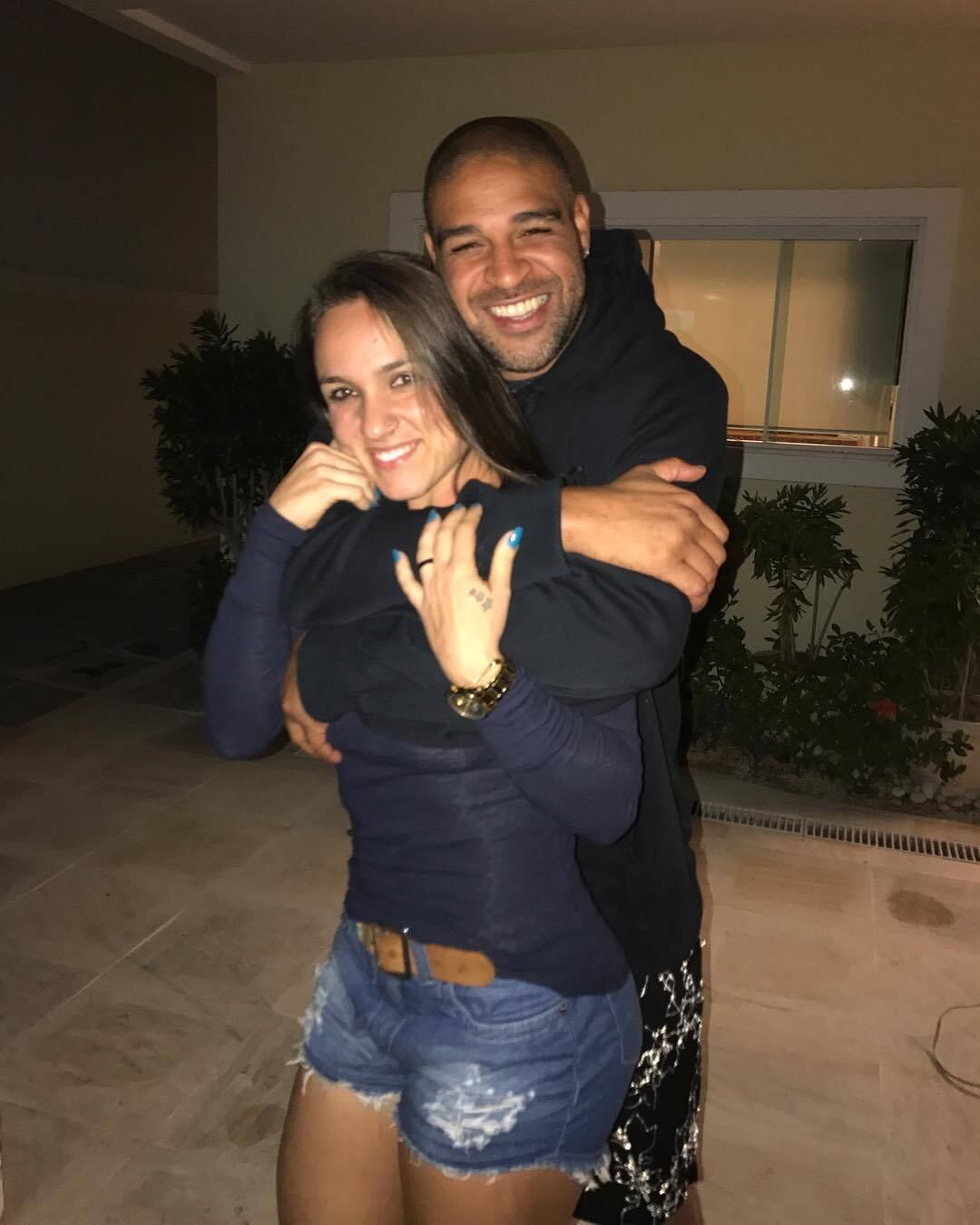 Adriano Imperador está apaixonado! Cerca de duas semanas aós o término do seu relacionamento, ele não está na mais pista. Na madrugada desta quarta-feira (6), ele postou várias fotos ao lado de seu novo amor