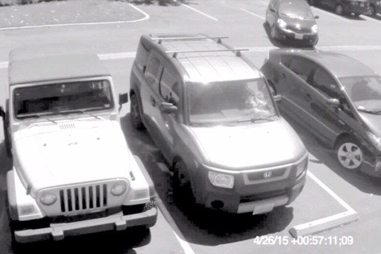 E vai embora como se nada tivesse acontecido — imagina a cara do jovem ao ver seu para-brisa todo quebrado

Gostou da história? Veja o vídeo aqui