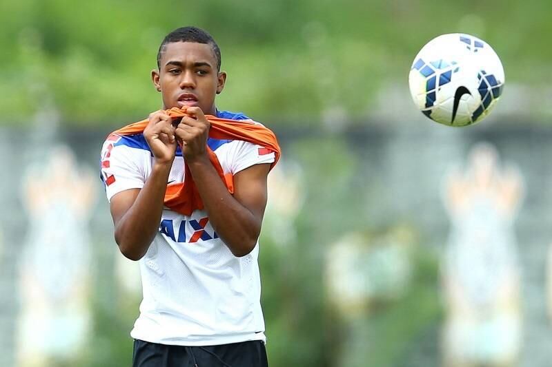 O garoto de 17 anos foi destaque na Copa São Paulo deste
ano. Ele ficou com a vaga de Luciano, que está treinando com seleção brasileira
sub-20