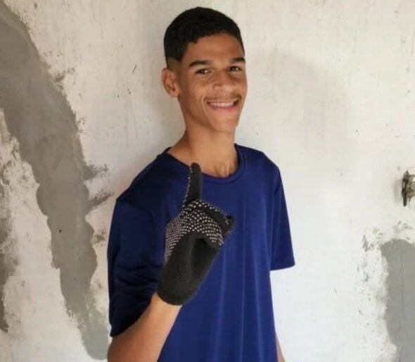 ESQUENTOU - O digital influencer do futebol Iran Ferreira, de 20 anos, mais conhecido como O Cara da Luva de Pedreiro recebeu proposta oficial do Íbis, conhecido como o Pior Time do Mundo, através de um vídeo postado nas redes sociais onde o presidente do clube, Ozir Ramos Jr., afirma que pretende regularizar a situação do jovem até a próxima terça-feira, para dar tempo deIran 'jogar na quarta contra o Sport', na elite do Campeonato Pernambucano.